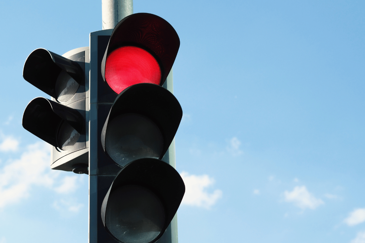 Multa per Passaggio con Semaforo Rosso: Cosa Rischi? - Switcho